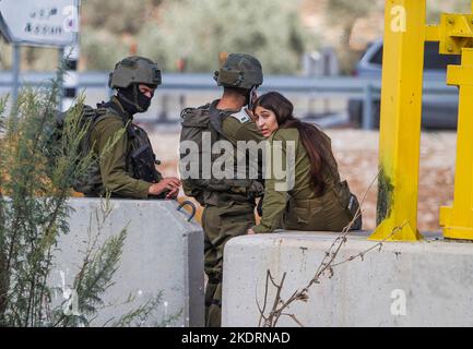 Qalqilya, Palästina. 8.. November 2022. Israelische Soldaten bewachen den blockierten Eingang zum Dorf Azzun. Die israelische Armee schloss das Tor des Dorfes Azzun, östlich der Stadt Kalqilya im Westjordanland, nachdem palästinensische Jugendliche Steine auf die Fahrzeuge jüdischer Siedler geworfen hatten. Die israelische Armee teilte mit, dass ein israelischer Siedler aus der Siedlung Kedumim infolge seiner Wunden getötet wurde, die er erlitten hatte, nachdem er von einem Palästinenser erstochen wurde. Stockfoto