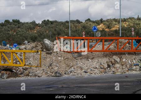 Qalqilya, Palästina. 8.. November 2022. Eine allgemeine Ansicht des Eingangs zum Dorf Azzun, nachdem die israelische Aramy es mit Erdhügeln und eisernen Toren blockierte. Die israelische Armee schloss das Tor des Dorfes Azzun, östlich der Stadt Kalqilya im Westjordanland, nachdem palästinensische Jugendliche Steine auf die Fahrzeuge jüdischer Siedler geworfen hatten. Die israelische Armee teilte mit, dass ein israelischer Siedler aus der Siedlung Kedumim infolge seiner Wunden getötet wurde, die er erlitten hatte, nachdem er von einem Palästinenser erstochen wurde. Stockfoto