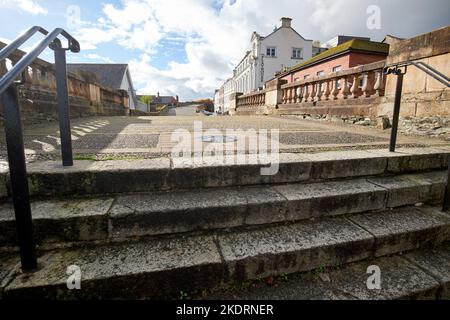 Blick auf die Mauern von Derry auf Stufen über das Fährkai-Tor der ummauerten Stadt derry londonderry, Nordirland Stockfoto