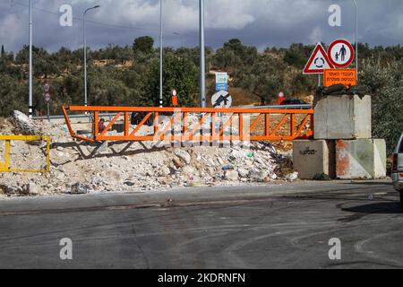 Qalqilya, Palästina. 8.. November 2022. Eine allgemeine Ansicht des Eingangs zum Dorf Azzun, nachdem die israelische Armee es mit Erdhügeln und eisernen Toren blockierte. Die israelische Armee schloss das Tor des Dorfes Azzun, östlich der Stadt Kalqilya im Westjordanland, nachdem palästinensische Jugendliche Steine auf die Fahrzeuge jüdischer Siedler geworfen hatten. Die israelische Armee teilte mit, dass ein israelischer Siedler aus der Siedlung Kedumim infolge seiner Wunden getötet wurde, die er erlitten hatte, nachdem er von einem Palästinenser erstochen wurde. Stockfoto