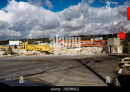 Qalqilya, Palästina. 8.. November 2022. Eine allgemeine Ansicht des Eingangs zum Dorf Azzun, nachdem die israelische Armee es mit Erdhügeln und eisernen Toren blockierte. Die israelische Armee schloss das Tor des Dorfes Azzun, östlich der Stadt Kalqilya im Westjordanland, nachdem palästinensische Jugendliche Steine auf die Fahrzeuge jüdischer Siedler geworfen hatten. Die israelische Armee teilte mit, dass ein israelischer Siedler aus der Siedlung Kedumim infolge seiner Wunden getötet wurde, die er erlitten hatte, nachdem er von einem Palästinenser erstochen wurde. Stockfoto