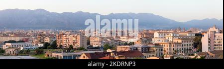 Wohnhäuser und historische Gebäude mit Bergen im Hintergrund in Palermo, Sizilien, Italien Stockfoto