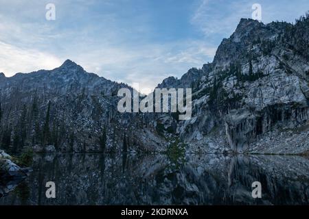 Trail Creek Lake, ein alpiner See in der Sawtooth Wilderness, im Sawtooth National Forest in Idaho, an einem Sommerabend. Die umgebende Monta Stockfoto