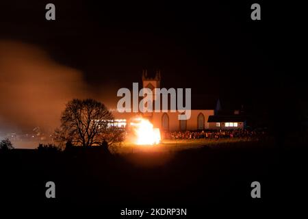 Dorffeuernacht und organisierte Feuerwerksvorführen - Killearn, Stirling, Schottland, Großbritannien Stockfoto