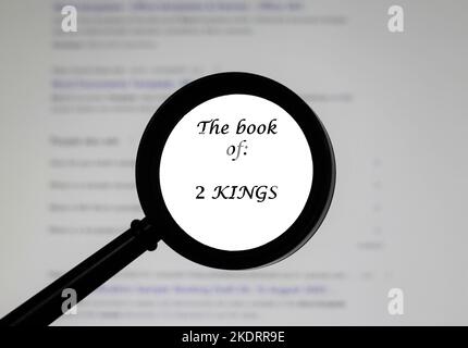 Das Buch der 2 Könige aus der Heiligen Bibel, dargestellt in einer Vergrößerungsklasse, wurde vergrößert. Stockfoto