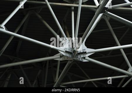 Element der industriellen Architektur, ein Fragment der Gitterstruktur des Gewölbes Stockfoto