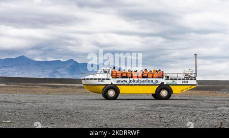 Amphibienboot mit Touristen an Land gefahren, bevor sie in die isländische Jokulsarlon Glacial Lagune Ausflug Segeln zwischen den riesigen Eisbergen Stockfoto