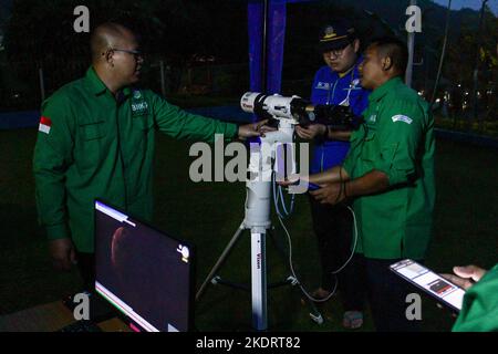 Lembang, West-Java, Indonesien. 8.. November 2022. Beamte der BMKG Lembang (Meteorologische, klimatologische und geophysikalische Agentur) beobachteten eine totale Mondfinsternis in Lembang. Die totale Mondfinsternis, die von 17,59WIB bis 18,42 WIB in Bandung City auftrat, war nicht deutlich sichtbar, weil sie von wolkigen Wolken bedeckt war. (Bild: © Algi Febri Sugita/ZUMA Press Wire) Stockfoto