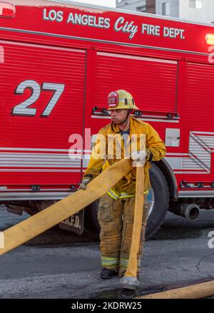 Los Angeles, CA, USA – 3. November 2022: Feuerwehrleute der Feuerwehr von Los Angeles haben einen Hausbrand in der Martel-Straße in Los Angeles, CA, ausgelöst. Stockfoto