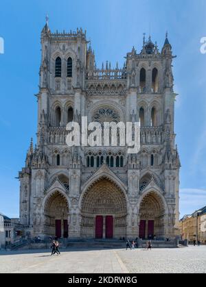 Amiens, Frankreich - 12. September 2022: Blick auf die beiden Türme und die Westfassade der historischen Kathedrale von Amiens Stockfoto