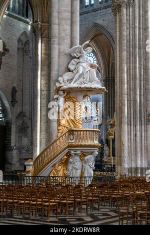 Amiens, Frankreich - 12. September 2022: Blick auf die Kanzel in der Kathedrale von Amiens Stockfoto