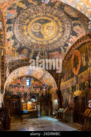 Bachkovo, Bulgarien - 28. Oktober 2022: Innenansicht der Erzengelkirche im Klosterkomplex Bachkovo Stockfoto