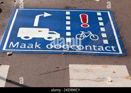 Fahrradwarnschild Für Lkw-Fahrer In Amsterdam Niederlande 11-10-2022 Stockfoto
