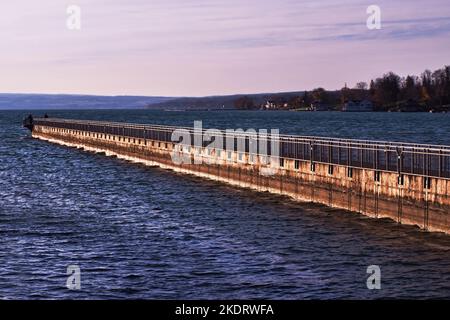 Skaneateles Pier am Skaneateles Lake in der Finger Lakes Region im Bundesstaat New York an einem kalten Herbstmorgen Stockfoto