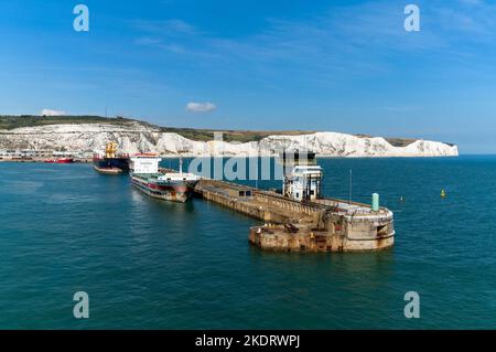 Dover, Großbritannien - 11. September 2022:Frachtschiffe auf den Dover Hafen- und Fährterminals mit den White Cliffs im Hintergrund Stockfoto