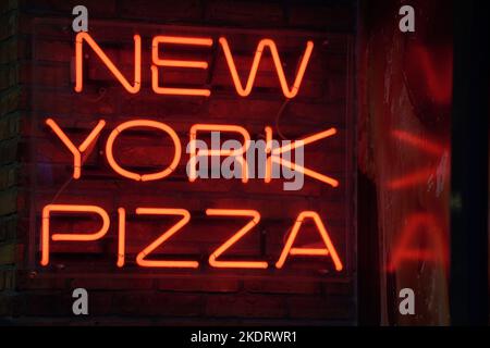 New york Pizza rot Neon-Schild auf schwarz Stockfoto
