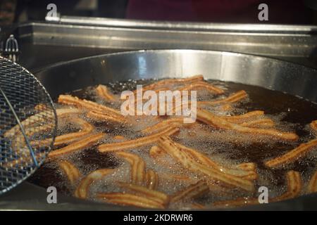 Gebratener Churros Churro typisch mexikanischer Süßes beim Braten von Kochdetails Stockfoto