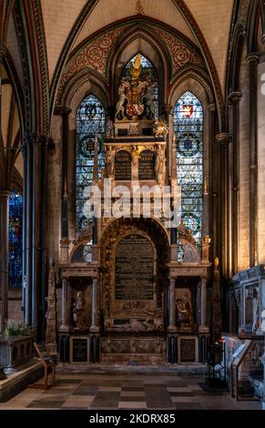 Salisbury, Vereinigtes Königreich - 8. September 2022: Altargrab in der Kathedrale von Salisbury Stockfoto