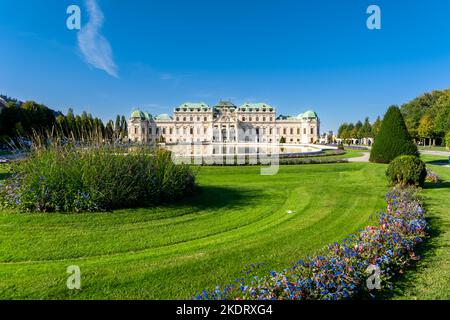 Wien, Österreich - 22. September 2022: Blick auf den Garten und das Schloss Oberes Belvedere in der Wiener Innenstadt Stockfoto