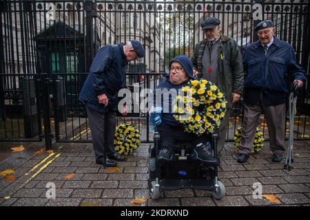 London, England, Großbritannien. 8.. November 2022. Veteranen von Atomtests und Familie und Freunde protestieren vor der Downing Street. Sie bitten König Karl III. Um Medaillen (Bild: © Tayfun Salci/ZUMA Press Wire) Bild: ZUMA Press, Inc./Alamy Live News Stockfoto