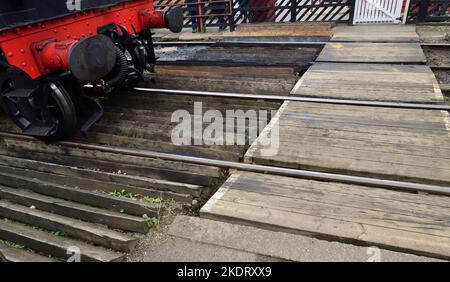Fußgängerüberführung an der Goathland Station, North Yorkshire Moors Railway und angrenzende arris-Schienen mit Übertretungsschutz. Stockfoto