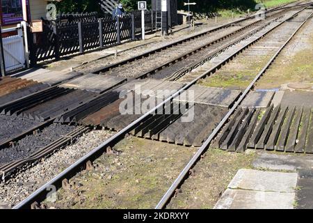Fußgängerüberführung an der Goathland Station, North Yorkshire Moors Railway und angrenzende arris-Schienen mit Übertretungsschutz. Stockfoto