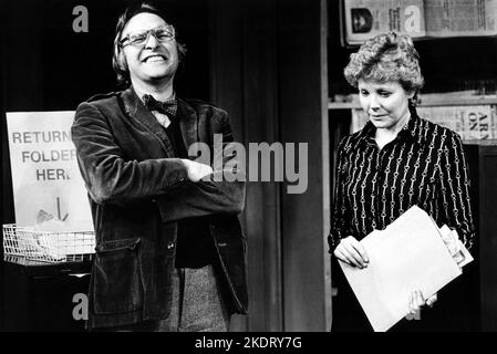 Dinsdale Landen (John), Barbara Ferris (Leslie) in ALPHABETISCHER REIHENFOLGE von Michael Frayn at the Hampstead Theatre Club, London NW3 11/03/1975 Bühnenbild: Alan Tagg Kostüme: Frances Haggett Beleuchtung: Howard Eldridge Regie: Michael Rudman Stockfoto