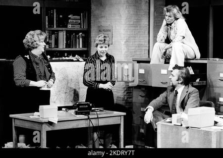 l-r: June Ellis (Nora), Barbara Ferris (Leslie), Billie Whitelaw (Lucy), Bernard Gallagher (Wally) in ALPHABETISCHER REIHENFOLGE von Michael Frayn im Hampstead Theatre Club, London NW3 11/03/1975 Bühnenbild: Alan Tagg Kostüme: Frances Haggett Beleuchtung: Howard Eldridge Regie: Michael Rudman Stockfoto