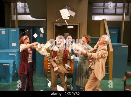 l-r: Imogen Stubbs (Lucy), Gawn Grainger (Arnold), Ian Talbot (Geoffrey), Penelope Beaumont (Nora), Michael Garner (Wally) in ALPHABETISCHER REIHENFOLGE von Michael Frayn at the Hampstead Theatre, London NW3 21/04/2009 Design: Janet Bird Beleuchtung: Tim Mitchell Regie: Christopher Luscombe Stockfoto