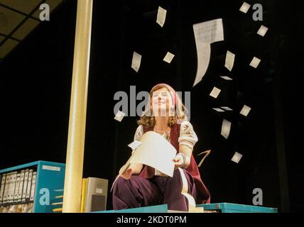 Imogen Stubbs (Lucy) in ALPHABETISCHER REIHENFOLGE von Michael Frayn am Hampstead Theatre, London NW3 21/04/2009 Design: Janet Vogelbeleuchtung: Tim Mitchell Regie: Christopher Luscombe Stockfoto