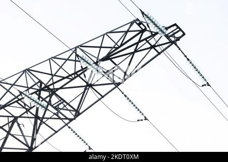 Hochspannungs-Power-Pylon, Kabel werden für den Transport großer Mengen elektrischer Energie über relativ große Distanzen befestigt. Auf Weiß Stockfoto