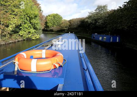 Auf einer Bootsfahrt durch die wunderschöne Landschaft von Warwickshire Stockfoto