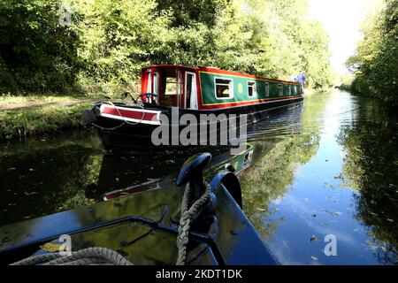 Kanal durch die wunderschöne Landschaft von Warwickshire Stockfoto