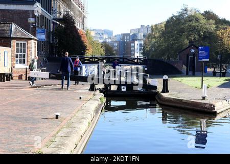 Enger Bootsurlaub, der kurz vor der Schleuse in Cambrian Wharf, Birmingham, steht Stockfoto