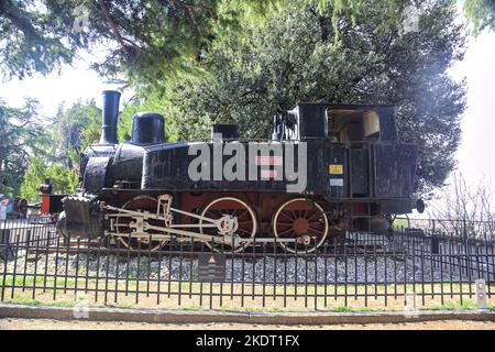 Alte Lokomotive an einem sonnigen Tag in einem Park ausgestellt Stockfoto