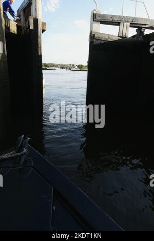 Schleusentore, die sich für das Kanalboot öffnen lassen, um es bei Knowle zu durchfahren Stockfoto