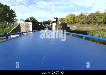 Auf dem schmalen Boot Warwickshire durch die Schleuse fahren Stockfoto