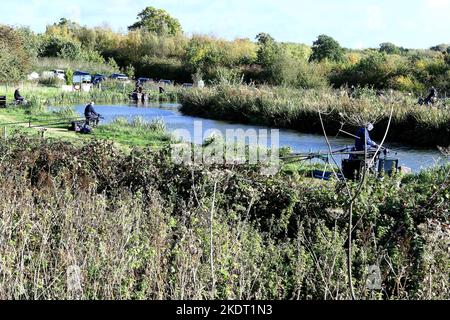 Fischer am Rande des Kanals im Wettbewerb Stockfoto