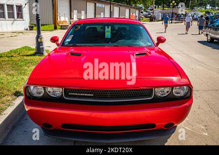 Des Moines, IA - 02. Juli 2022: Hochperspektivische Vorderansicht eines Dodge Challenger Coupés aus dem Jahr 2009 auf einer lokalen Automobilausstellung. Stockfoto