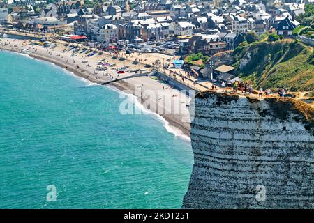 Etretat Normandie Frankreich. Touristen auf den Kreidefelsen Stockfoto