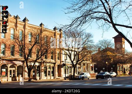 Skaneateles, New York, USA. 4. November 2022. Genießen Sie den Blick auf die Genesee Street in der malerischen Kleinstadt Skaneateles, New York, in einem wunderschönen Herbst Stockfoto