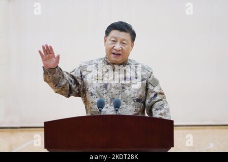 (221108) -- PEKING, 8. November 2022 (Xinhua) -- der chinesische Präsident Xi Jinping, ebenfalls Generalsekretär des Zentralkomitees der Kommunistischen Partei Chinas (KPCh), Vorsitzender der Zentralen Militärkommission (CMC), Und der Oberbefehlshaber der gemeinsamen Kommandozentrale der CMC trifft sich mit Vertretern von Offizieren und Soldaten der Kommandozentrale, überbringt allen Mitgliedern aufrichtige Grüße und hält während seiner Inspektion am 8. November 2022 eine wichtige Rede vor der Kommandozentrale der gemeinsamen CMC-Operationen. XI am Dienstag inspizierte das CMC Joint Operations Command Center und demonstrierte die Haltung von Th Stockfoto