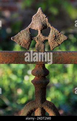 Alte braun rostig verwitterten Zaun Ornament aus nächster Nähe. Stockfoto