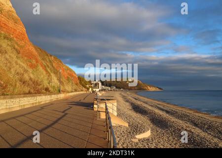 Ein stürmischer Himmel und Abendsonne auf der Esplanade von Seaton, in Devon an der jurassischen Küste der Lyme Bay Stockfoto