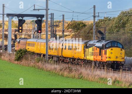 Ein Paar englischer elektrischer Typ 3, die einen Network Rail-Testzug in Richtung Carlisle im Ober- und Heckmodus ausführen. Der linke ist Jonty Jarvis. Stockfoto