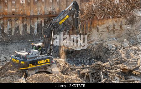 Helsinki, Finnland - 19. Juli 2022: Nahaufnahme des schweren Kreate-Abbruchkrans auf der Baustelle neben dem Kai in Katanaokanlait Stockfoto