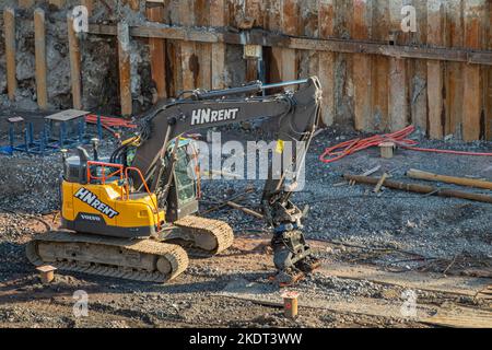 Helsinki, Finnland - 19. Juli 2022: Abriss des schweren HNRent Volvo Krans auf einer Baustelle neben dem Kai in der Katanaokanlaituri Straße Stockfoto