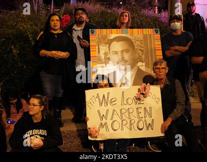 Tucson, Arizona, USA. 6.. November 2022. Die alljährliche All Souls Prozession 33. in Tucson, Arizona. Gesponsert von der gemeinnützigen Many Mouls to Feed Hunderttausende von Teilnehmern und Zuschauern versammeln sich, um sich an die Angehörigen und Freunde zu erinnern und sie zu ehren, die sie verloren haben. Sie trauern um ihren Tod und feiern ihr Leben und bewahren die Erinnerungen der Verstorbenen am Leben. Die Menschen kleiden sich in verzierten Kostümen, ähnlich denen, die am Tag der Toten gesehen wurden, aber die beiden Zeremonien sind nicht die gleichen. Die Marschierenden legen schriftliche Notizen in ein großes Stahlgefäß namens Urne. Die Saaldiener nehmen die Notizen und legen sie in die Urne, die ein Stockfoto