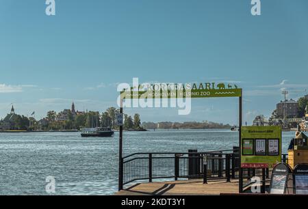 Helsinki, Finnland - 19. Juli 2022: Korkeasaari Zoo auf seiner eigenen Insel im Archipel vor dem Hafen. Die Fähre legt mit mehr Inseln an der an Stockfoto