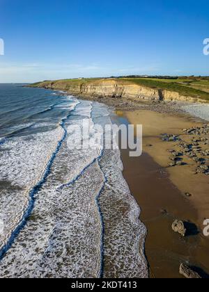 Luftaufnahme von großen Kalksteinfelsen und einem Sandstrand neben dem Meer Stockfoto